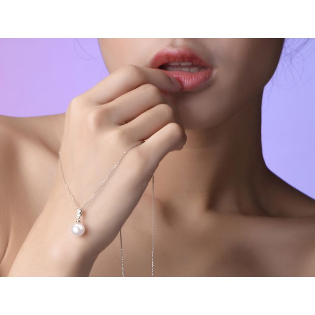 Pendentif perle Akoya 8/8.5mm. Or blanc, sertis 2 diamants