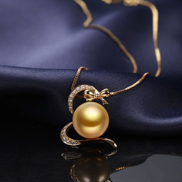 Pendentif noeud gansé - Or jaune, perle d'Australie dorée. Diamants 