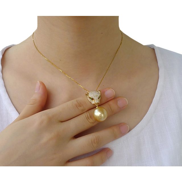 Pendentif Panthère Perle d'Australie dorée. Or jaune et Diamants