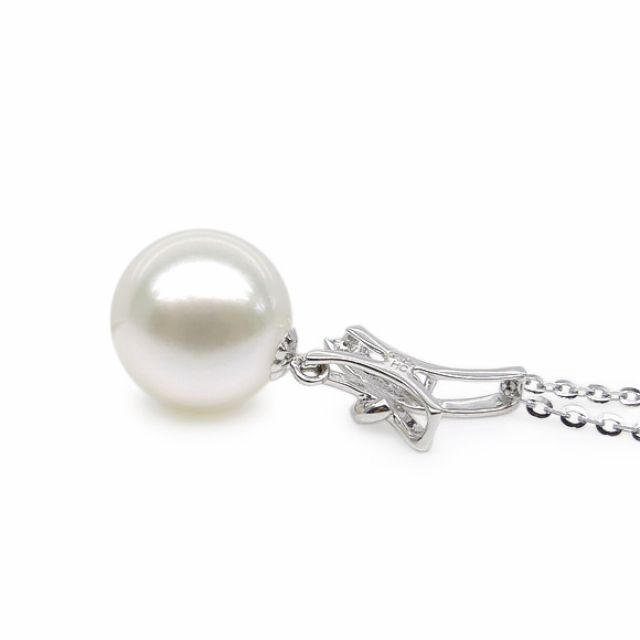 Pendentif noeud or blanc 18cts monté d'une perle d'eau douce blanche