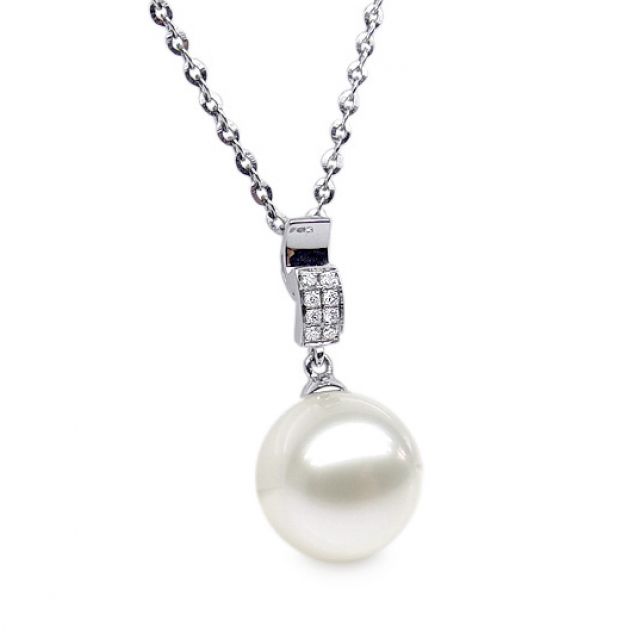 Pendentif moderne pavée de 8 diamants - Or blanc, perle douce blanche