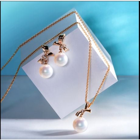 Pendentif Noeud avec ganse. Perle Akoya, Or rose, Diamants