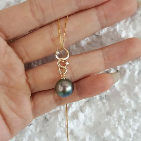 Pendentif Lemnos. 3 anneaux Perle de Tahiti. Or jaune, diamants 