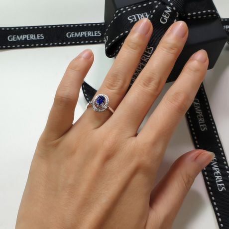 Bague saphir bleu. Or blanc, diamants myriade