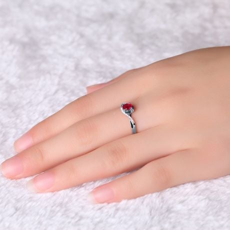 Bague rubis diamants en or blanc - Entre les doigts