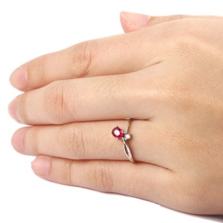 Bague en mouvement croisé - Rubis, diamant et or blanc