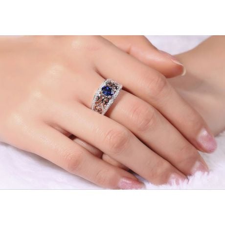 Bague fiançailles saphir 1ct. Or blanc. Motifs brodés dentelles