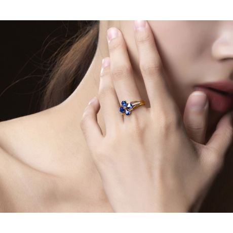 Bague solitaire saphirs fleur et Or jaune. Linéaire diamants