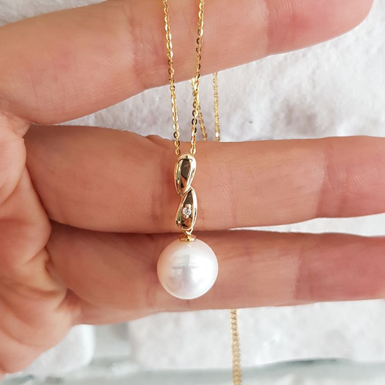 Pendentif entortillé en perle blanche - Or jaune 18cts, diamant - 7