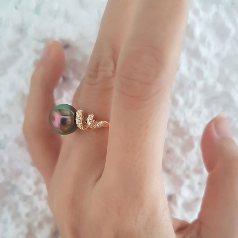 Bague or jaune stylée 2 époques - Perle Tahiti émeraude rosée, Diamants - 7