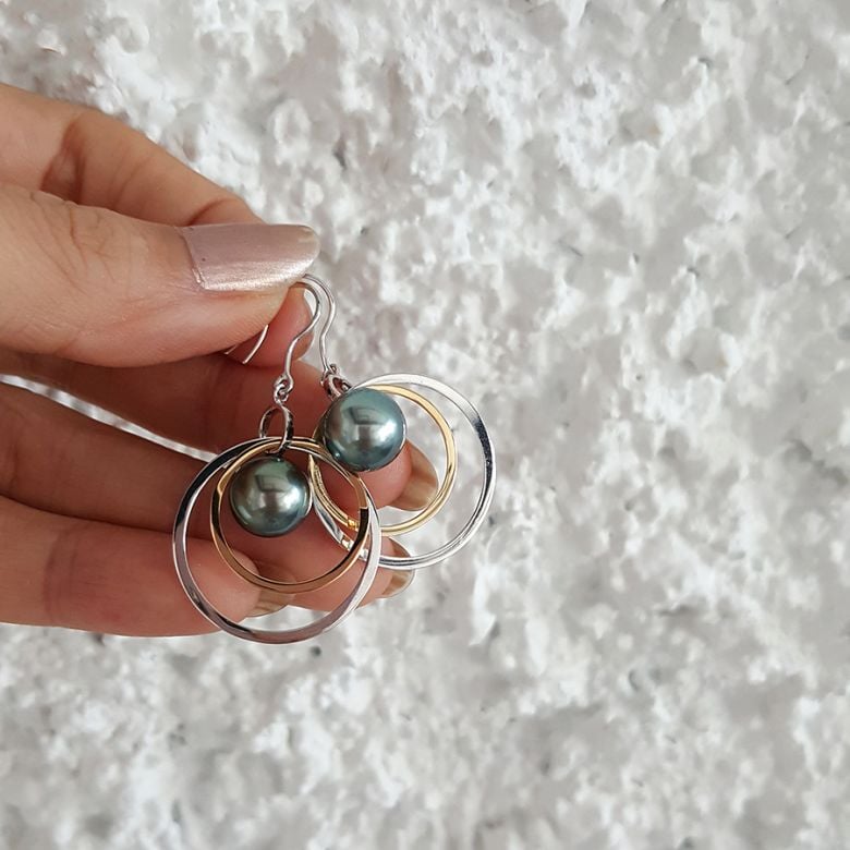 Boucles oreilles en Perles de Tahiti. 2 anneaux or blanc et jaune. Samothrace - 2