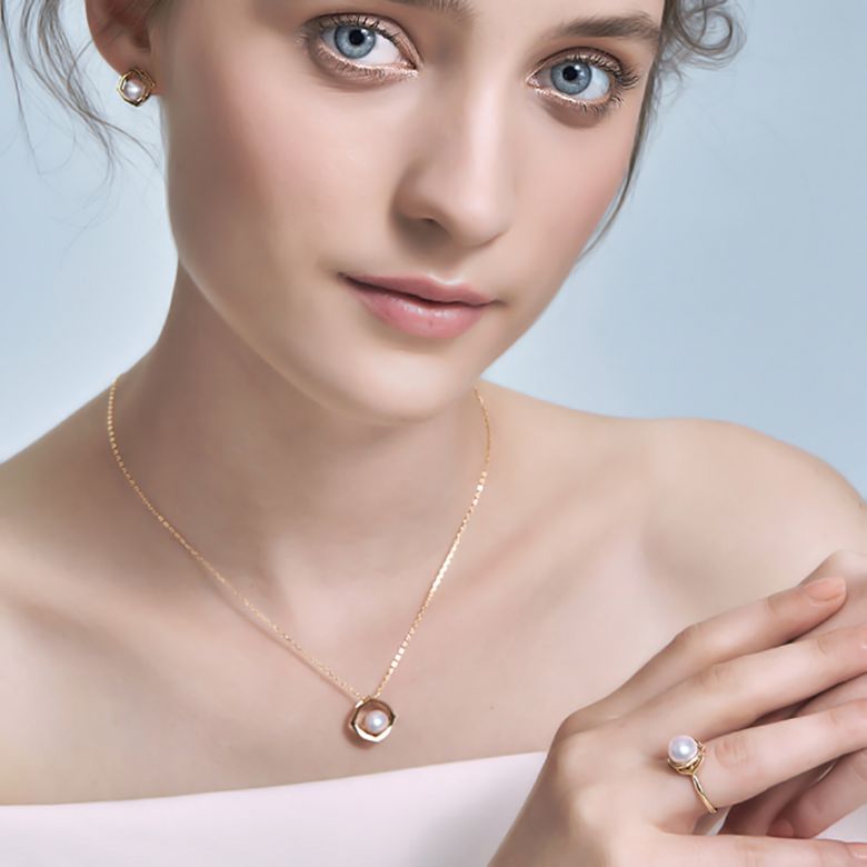 Pendentif, Bague et Boucles Coco Chanel. Perles Akoya, Or jaune, Diamants - 1