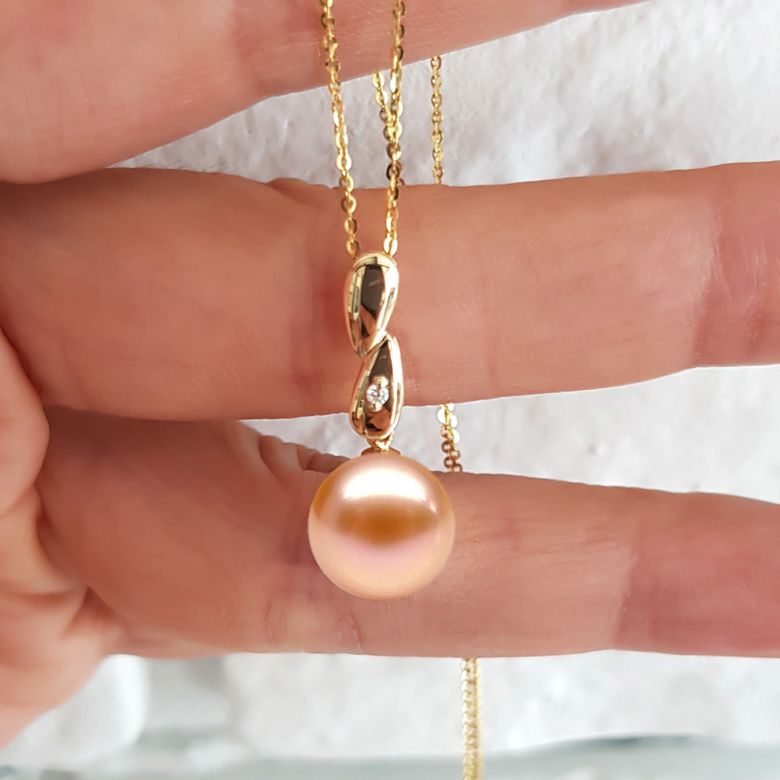 Pendentif entortillé en perle blanche - Or jaune 18cts, diamant - 8