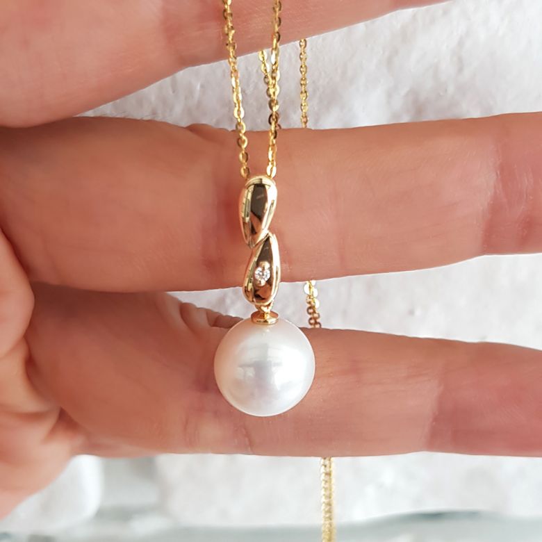 Pendentif entortillé en perle blanche - Or jaune 18cts, diamant - 5