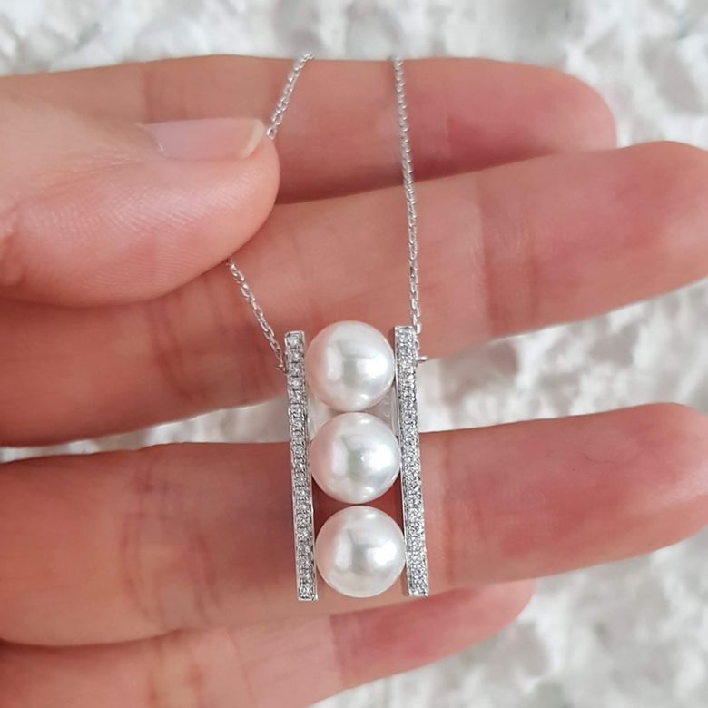 Pendentif 3 perles Akoya. Barettes or blanc sertis diamants. Otohiko - 2