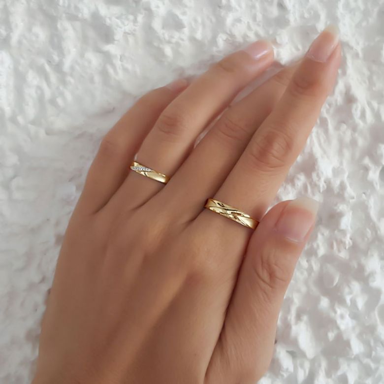 Duo d'alliances prestige. Design en diagonale. Or jaune, diamants - 4