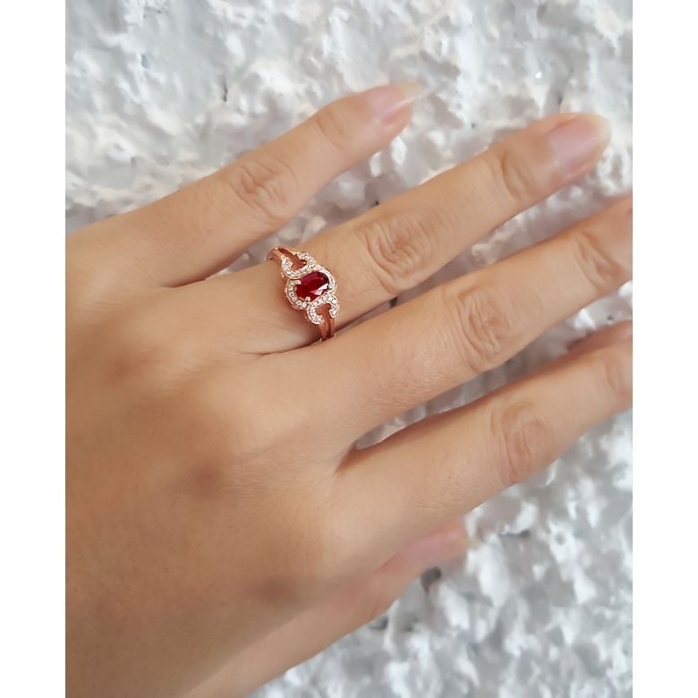 Bague de fiançailles en rubis diamants et or rose. Motifs bouclés - 6
