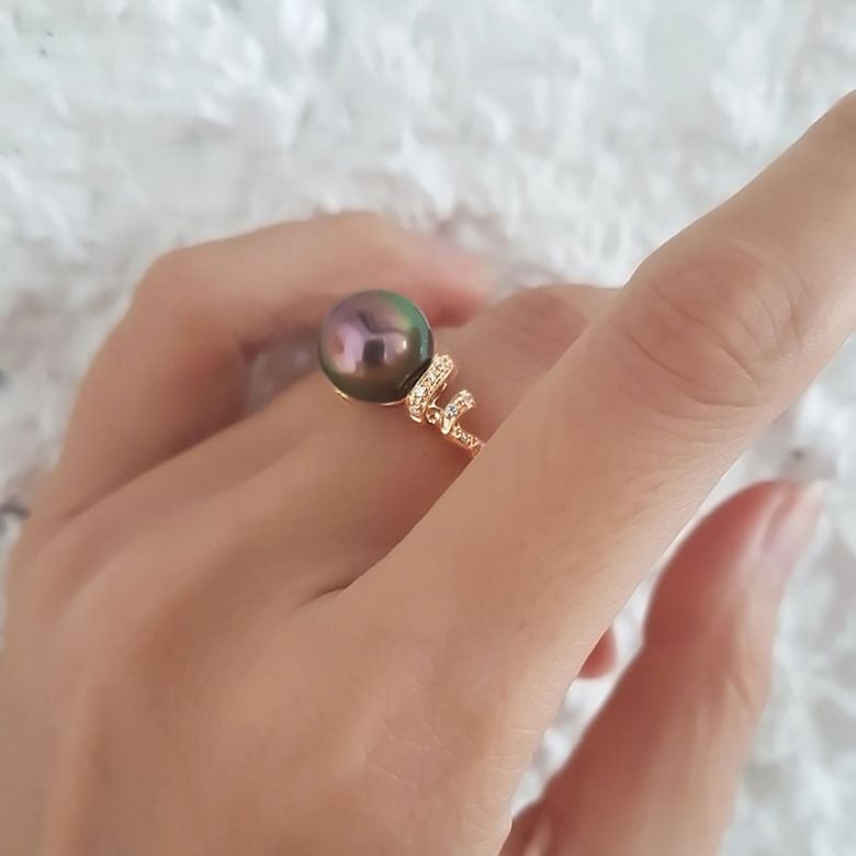 Bague or jaune stylée 2 époques - Perle Tahiti émeraude rosée, Diamants - 5