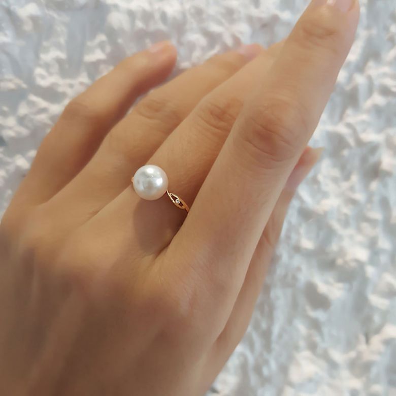 Bague or jaune - Perle Akoya blanche Japon - Diamants sertis rails  - 5