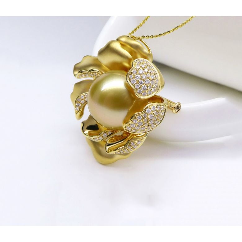 Pendentif Pivoine Or jaune. Perle dorée. Diamants - 10