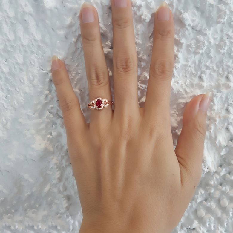 Bague de fiançailles en rubis diamants et or rose. Motifs bouclés - 7