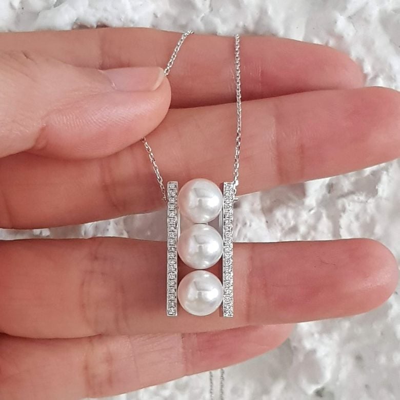 Pendentif 3 perles Akoya. Barettes or blanc sertis diamants. Otohiko - 6