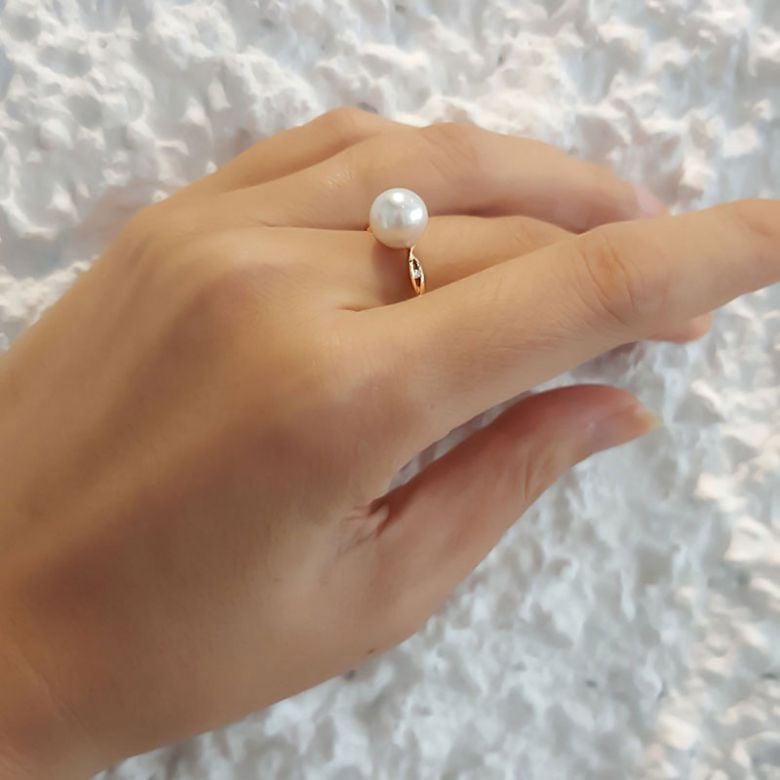 Bague or jaune - Perle Akoya blanche Japon - Diamants sertis rails  - 4