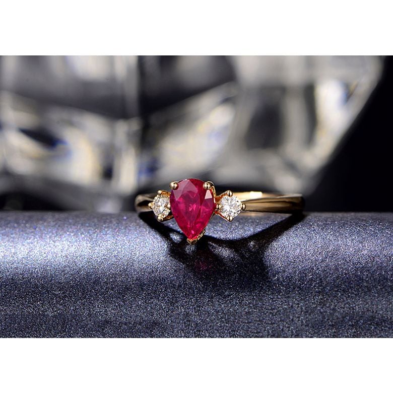 Bague Amour. Or jaune, rubis 1ct taillé en poire, diamants - 4