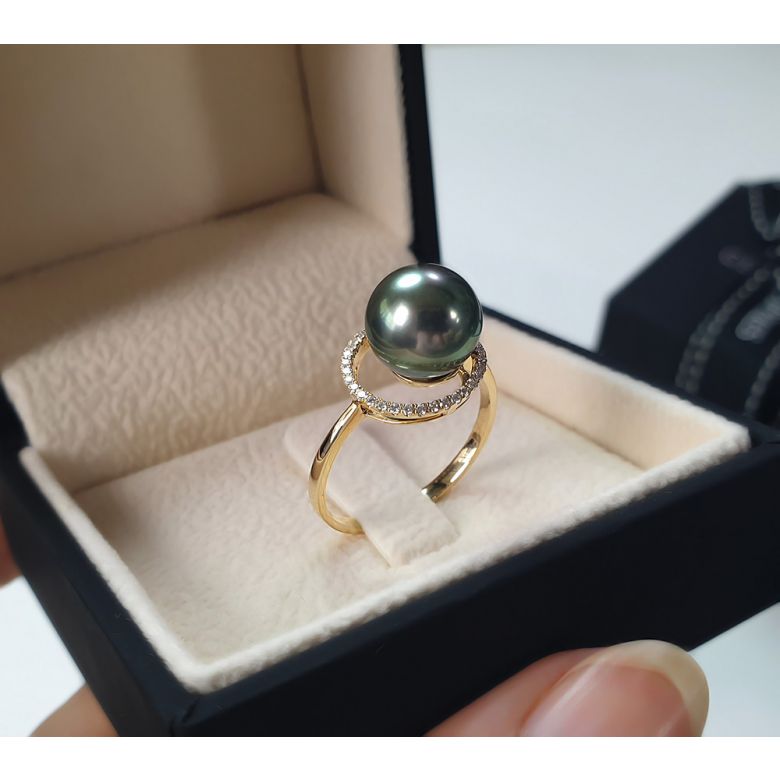 Bague or jaune - Perle de Tahiti encerclée - Diamants sertis griffes - 8