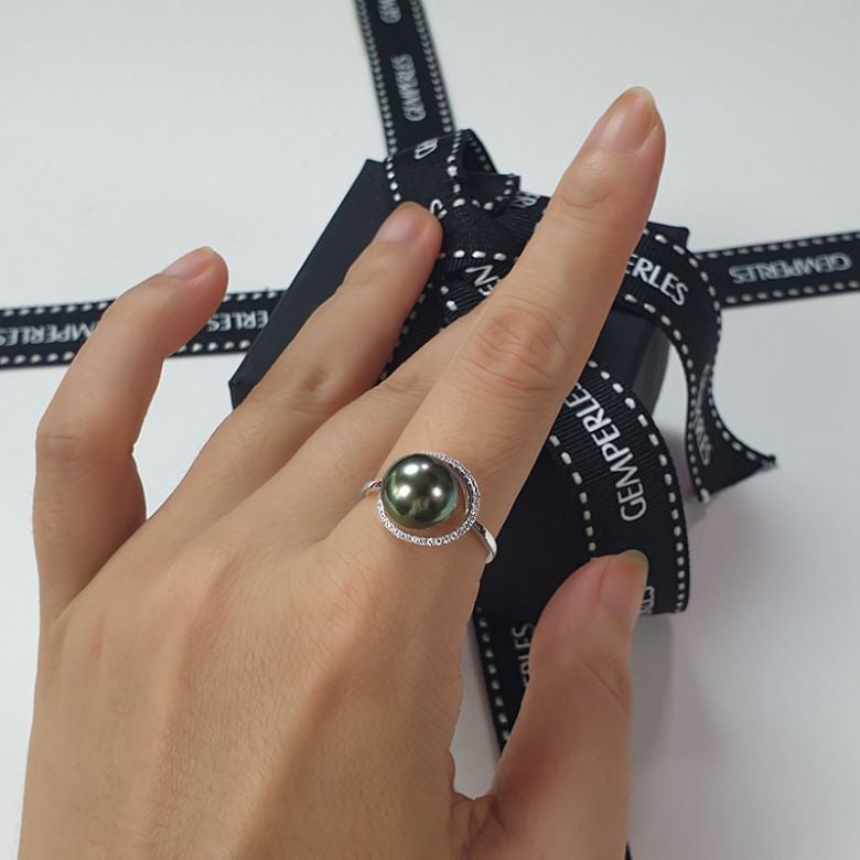 Bague or blanc - Perle de Tahiti encerclée - Diamants sertis griffes - 8