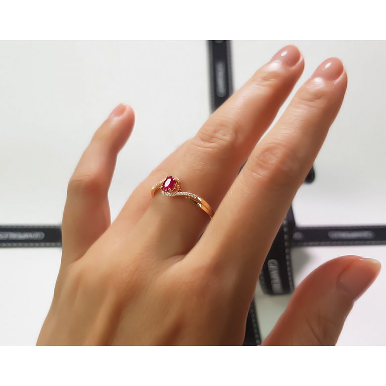 Bague rubis diamants en or jaune - Entre les doigts - 4