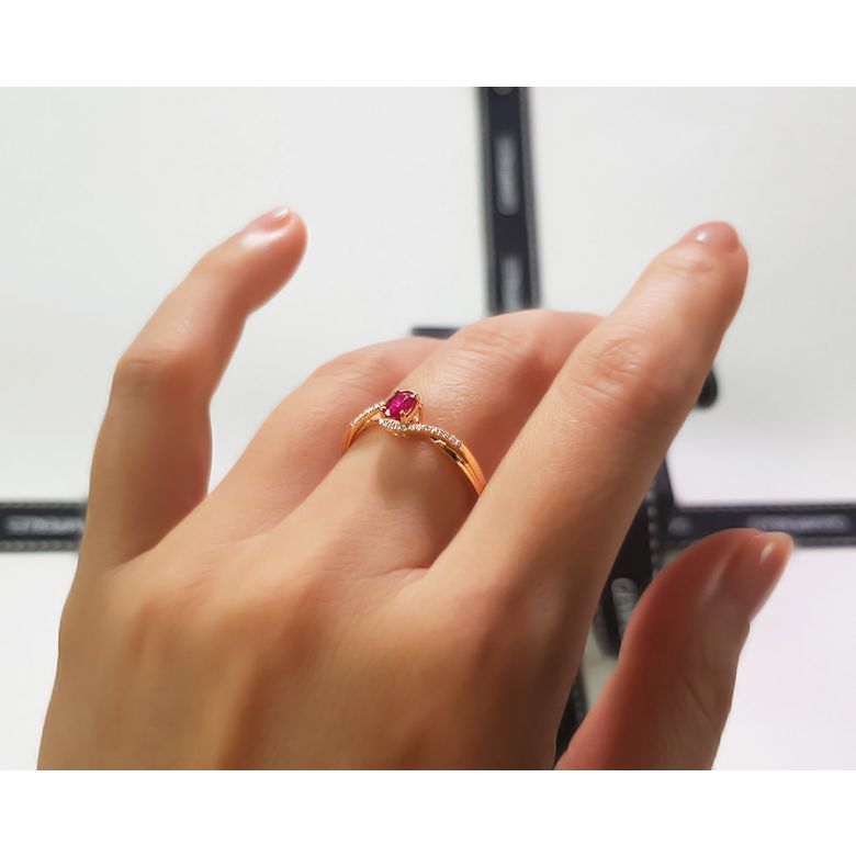 Bague rubis diamants en or jaune - Entre les doigts - 2