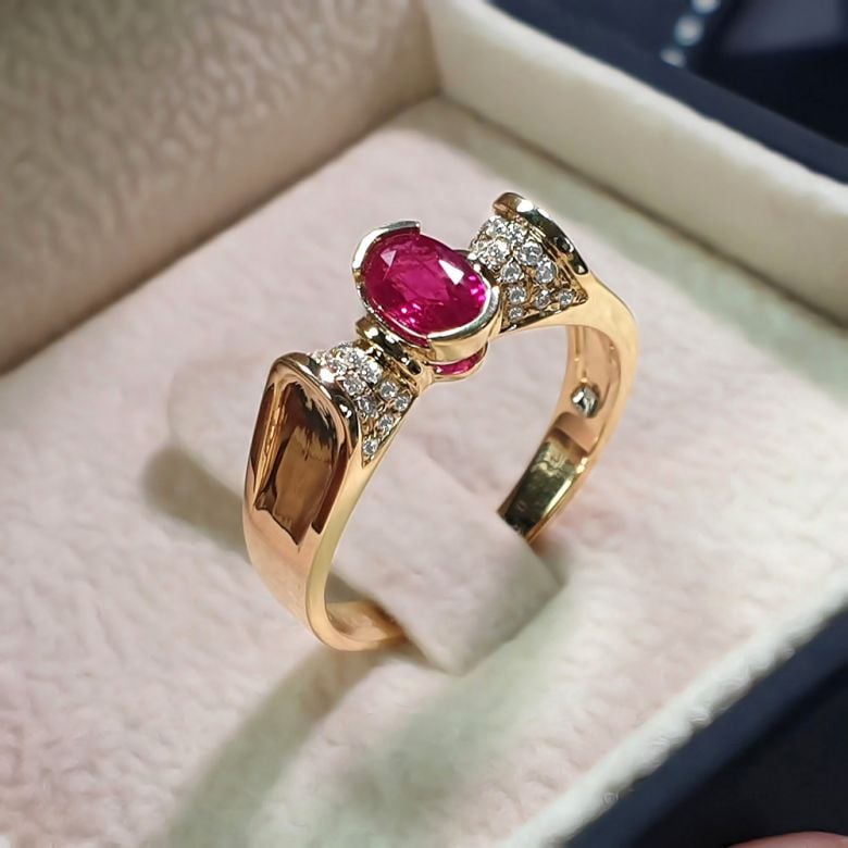 Bague rubis ovale, diamants, or jaune - L'esthétique du caractère - 3