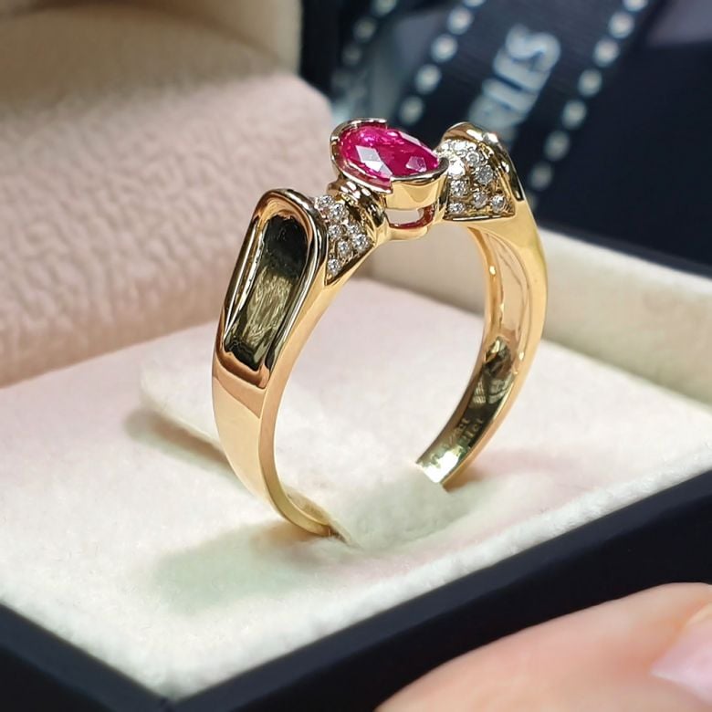 Bague rubis ovale, diamants, or jaune - L'esthétique du caractère - 4