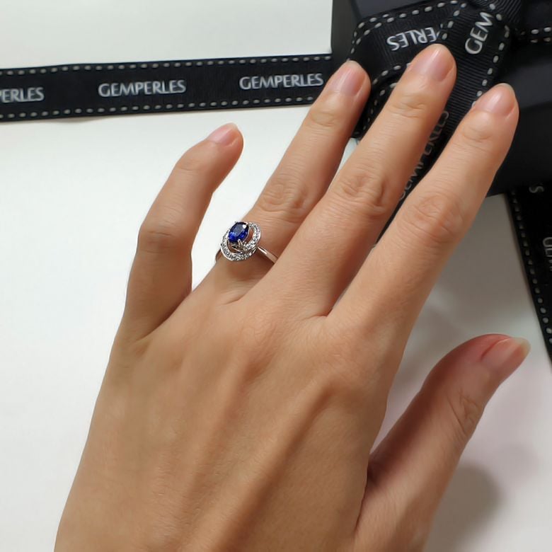Bague saphir bleu. Or blanc, diamants myriade - 3