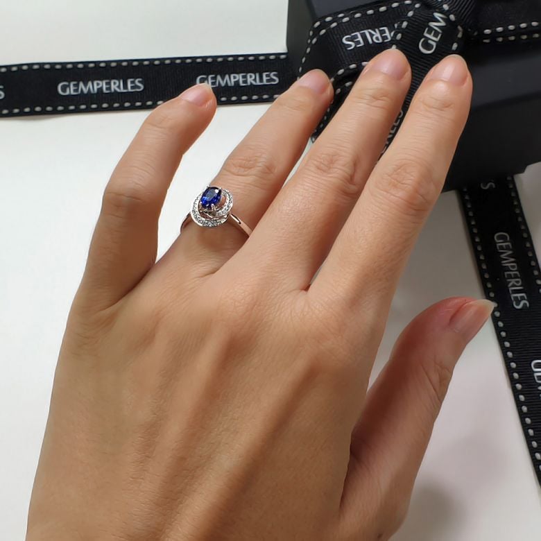 Bague saphir bleu. Or blanc, diamants myriade - 7