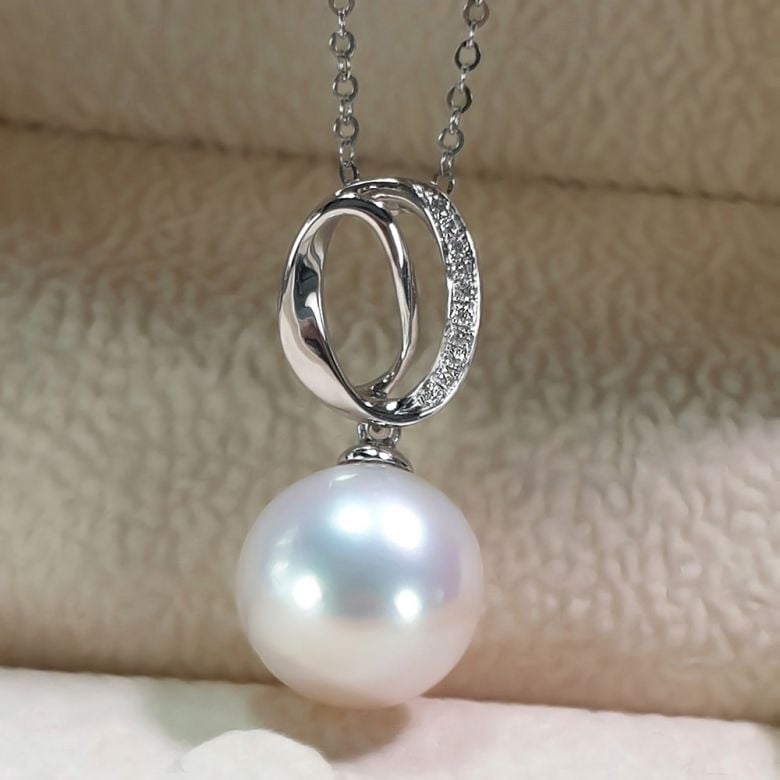Pendentif O - Bandelette d'or blanc enroulée - Perle Chine, diamants - 5