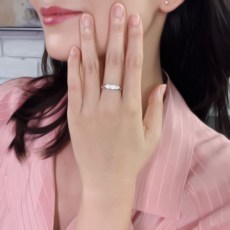 Alliance en biseau pour elle. Platine, diamants pavés | Mélancolique - 3