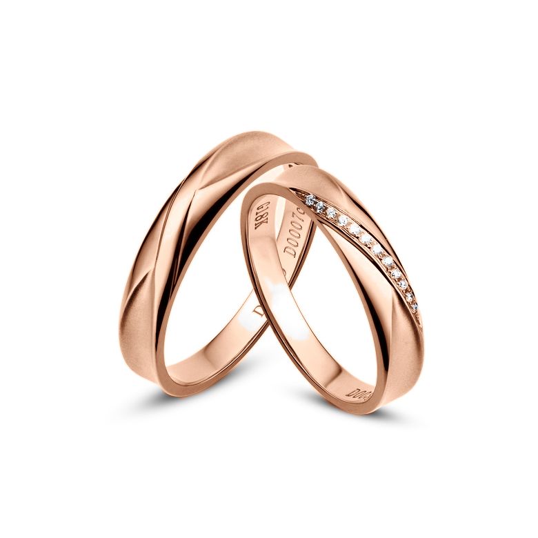 Duo d'alliances prestige. Design en diagonale. Or rose, diamants - 1