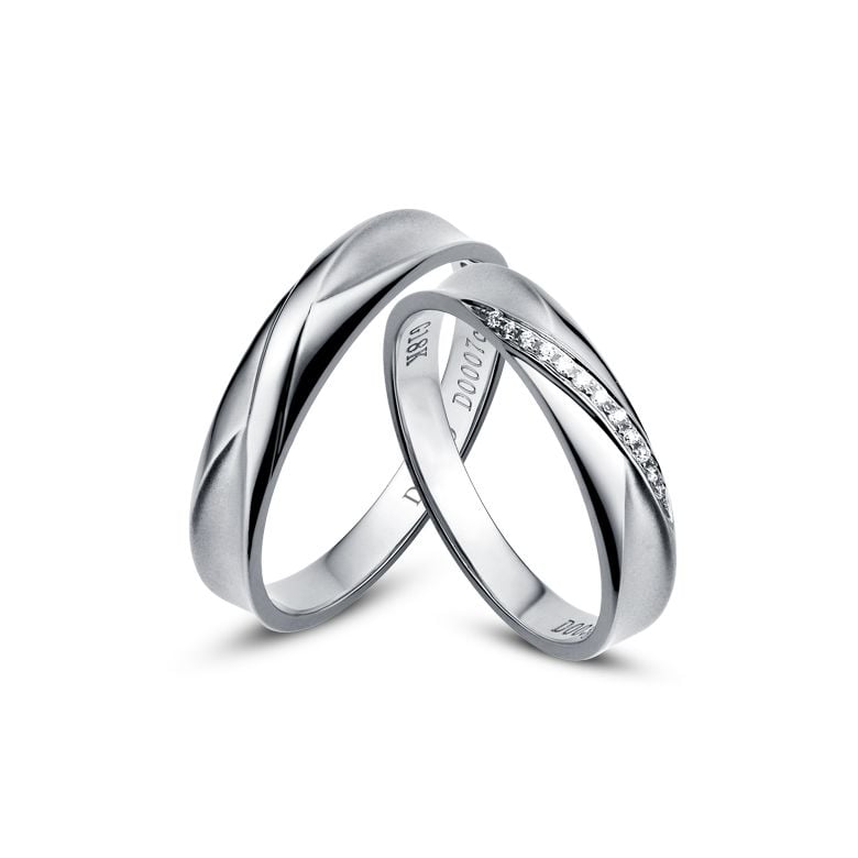 Duo d'alliances prestige. Design en diagonale. Or blanc, diamants - 1