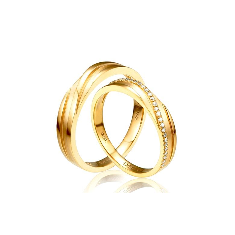 Alliances de mariage ciselées en diagonales. Or jaune, diamants - 1