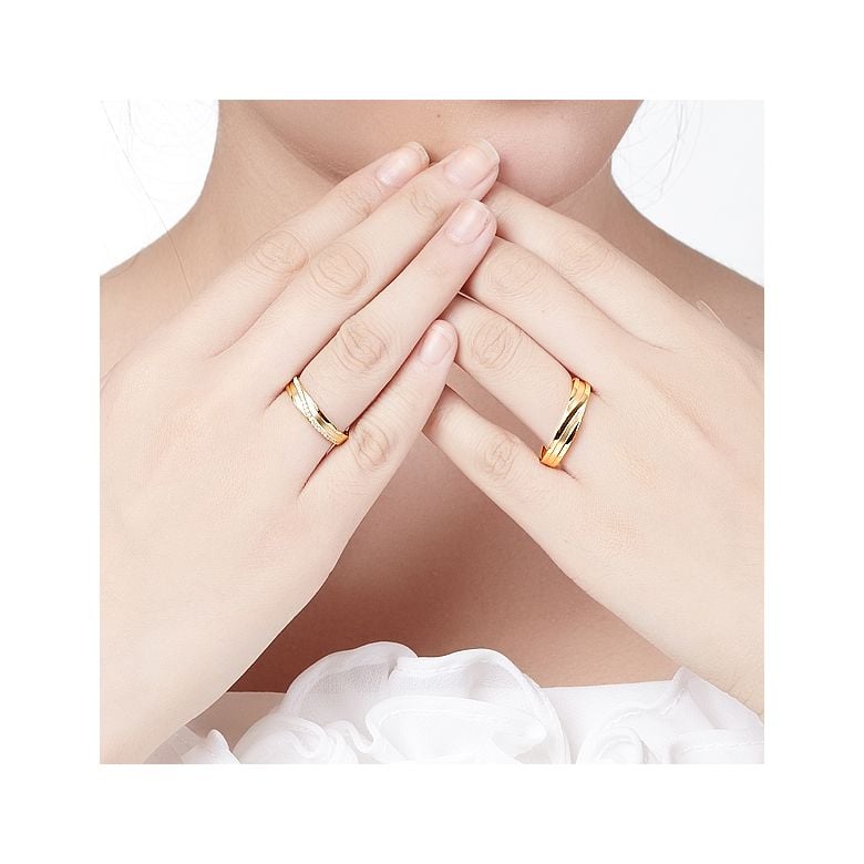Alliances de mariage ciselées en diagonales. Or jaune, diamants - 2
