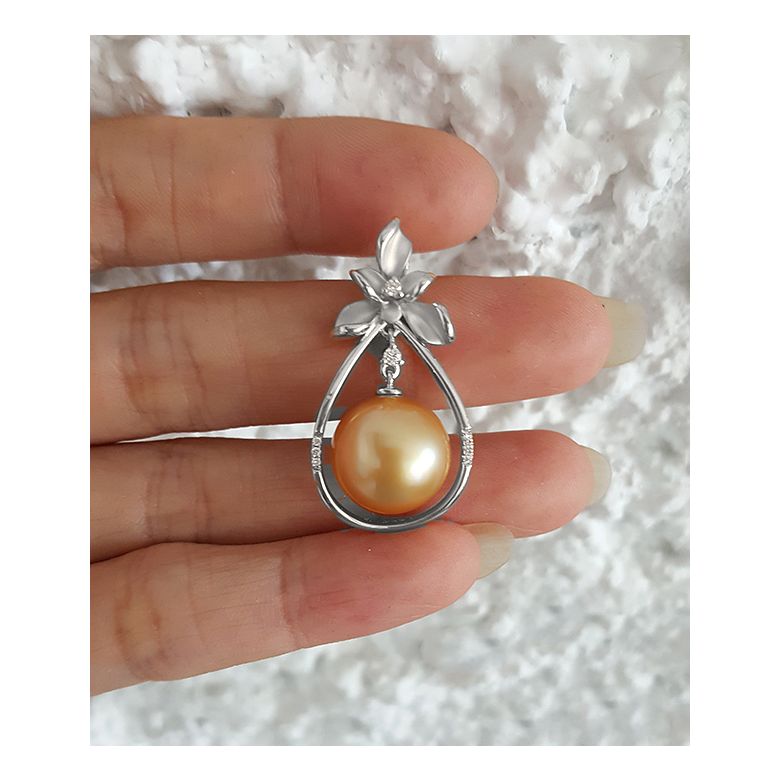 Boucles d'oreilles 3 pétales gold. Perles des mers du Sud or blanc - 12