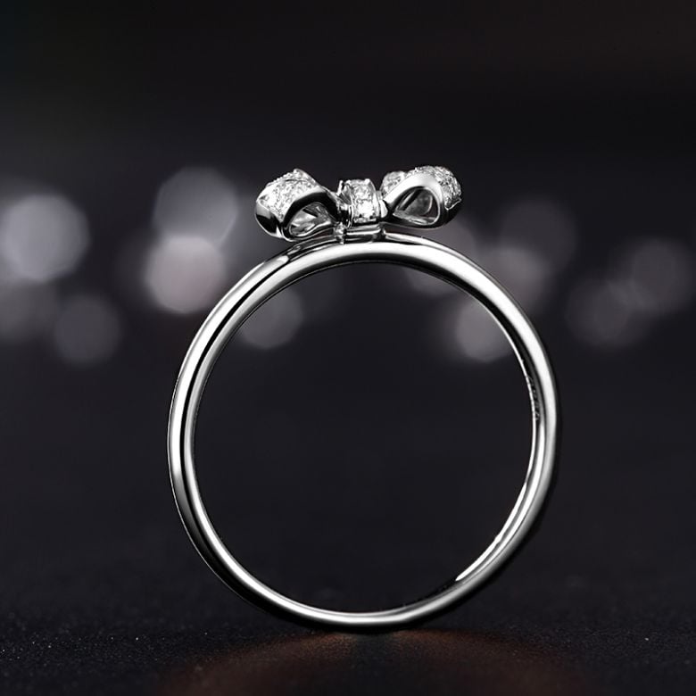 Bague petit noeud Or blanc 18cts. Diamants 0.080ct - 7
