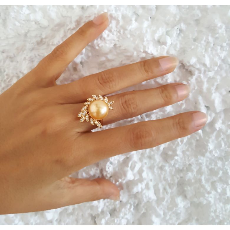 Bague perle australienne - Pétales d'or jaune ajourées, diamants - 10
