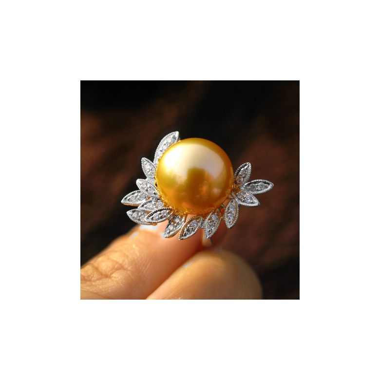 Bague perle australienne - Pétales d'or blanc ajourées, diamants - 6