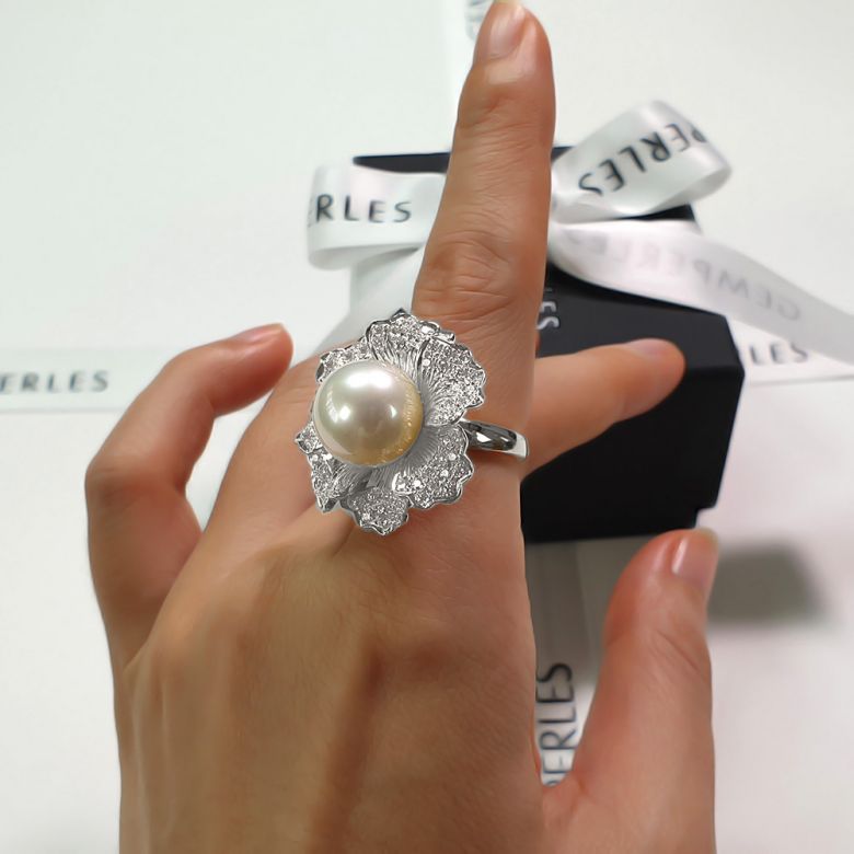 Bague perle d'Australie - Fleur or blanc pétales ajourées - Diamants - 5