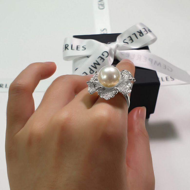 Bague perle d'Australie - Fleur or blanc pétales ajourées - Diamants - 6