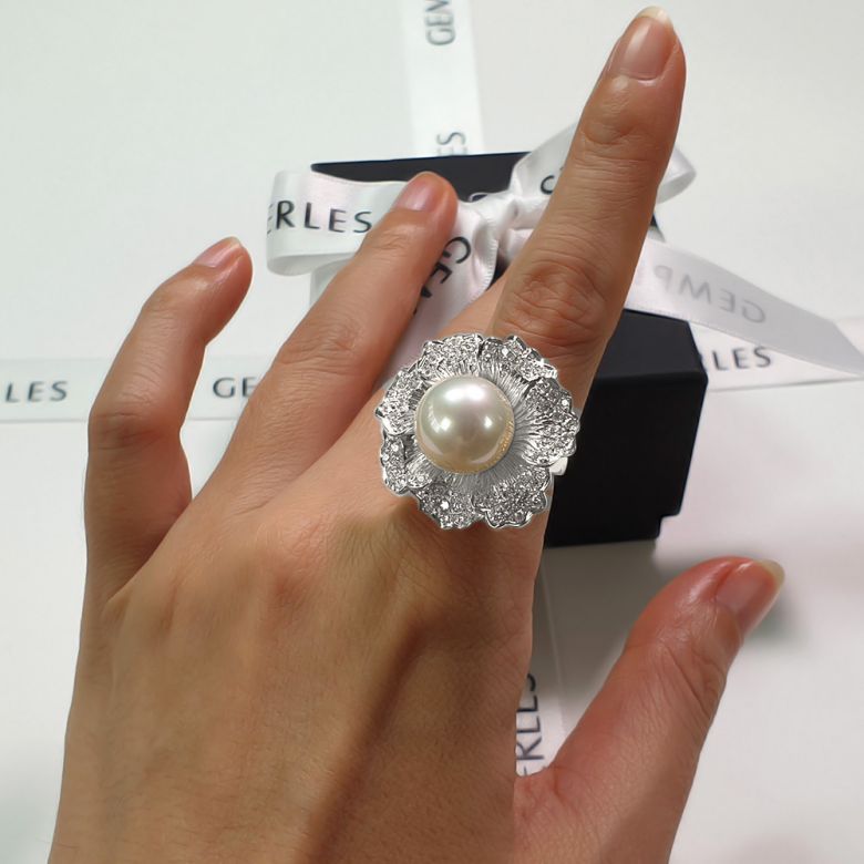 Bague perle d'Australie - Fleur or blanc pétales ajourées - Diamants - 7