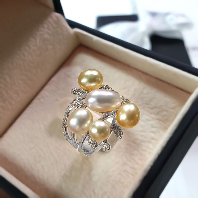 Bague secret flower first en perles d'Australie blanches et dorées - Or blanc - 11